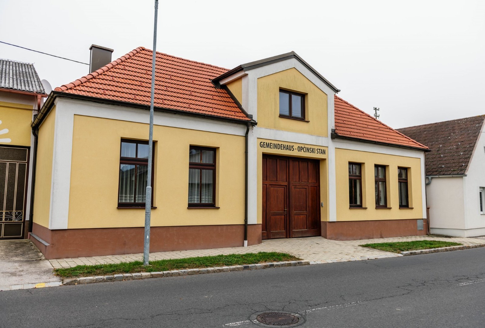 [Translate to Burgenland-Kroatisch:] linke Ansicht des Amtsgebäudes in Kleinwarasdorf 