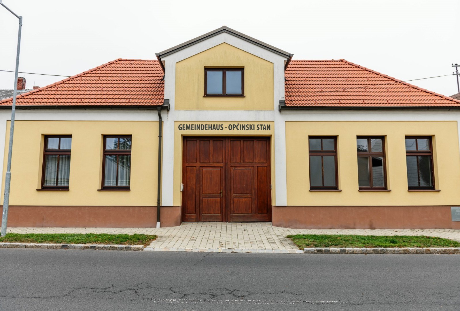 [Translate to Burgenland-Kroatisch:] Vorderseite des Amtsgebäudes in Kleinwarasdorf 