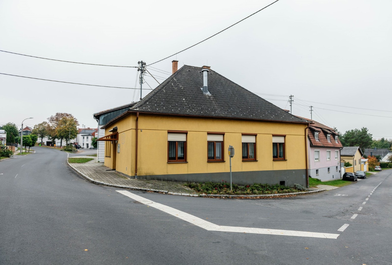 [Translate to Burgenland-Kroatisch:] das Vereinshaus von der Straßenperspektive