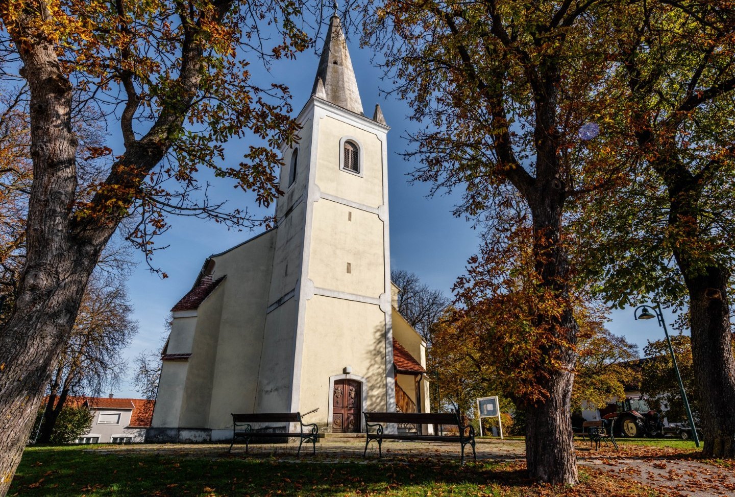 Kirche in Großwarasdorf im Herbst