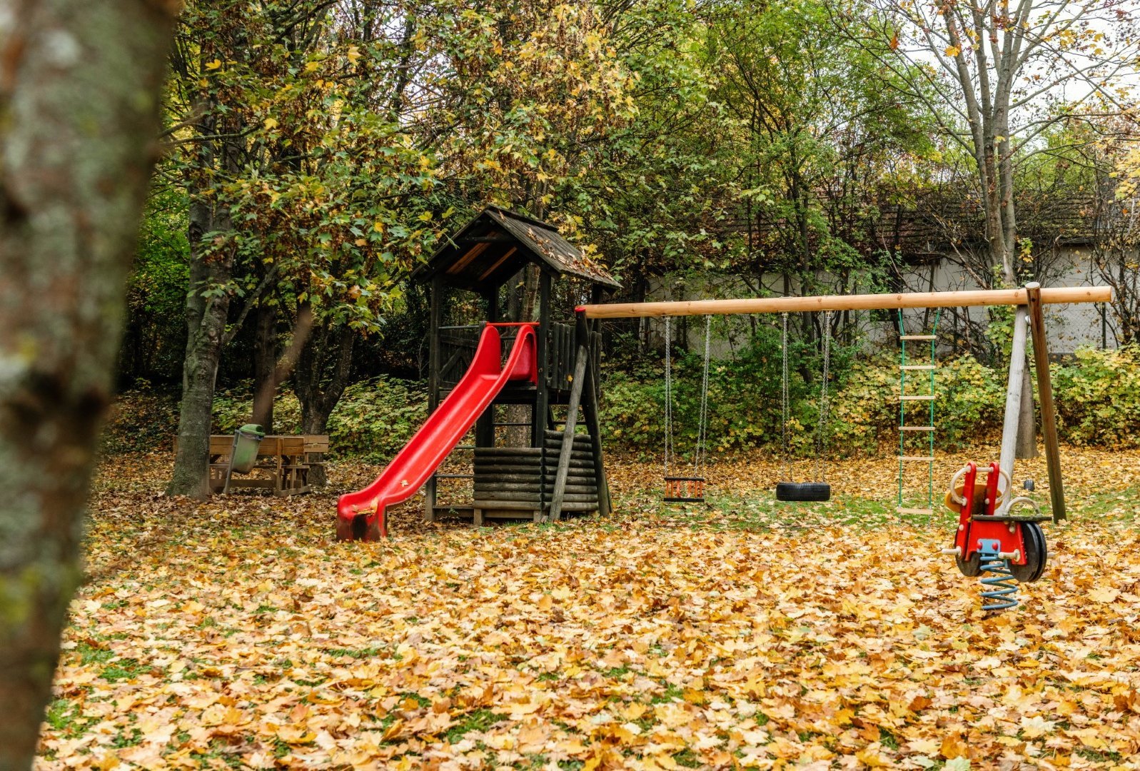 [Translate to Burgenland-Kroatisch:] Rutsche und Schaukeln am Spielplatz in Nebersdorf