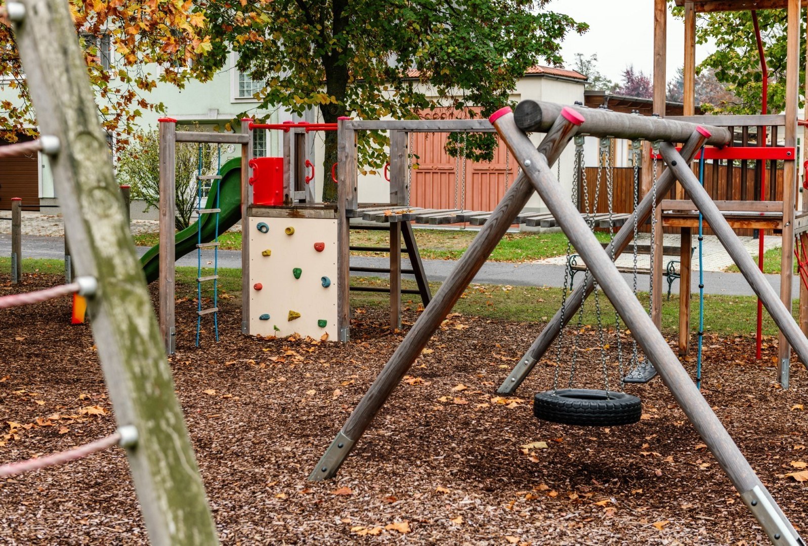 [Translate to Burgenland-Kroatisch:] Schaukel und Kletterturm am Spielplatz