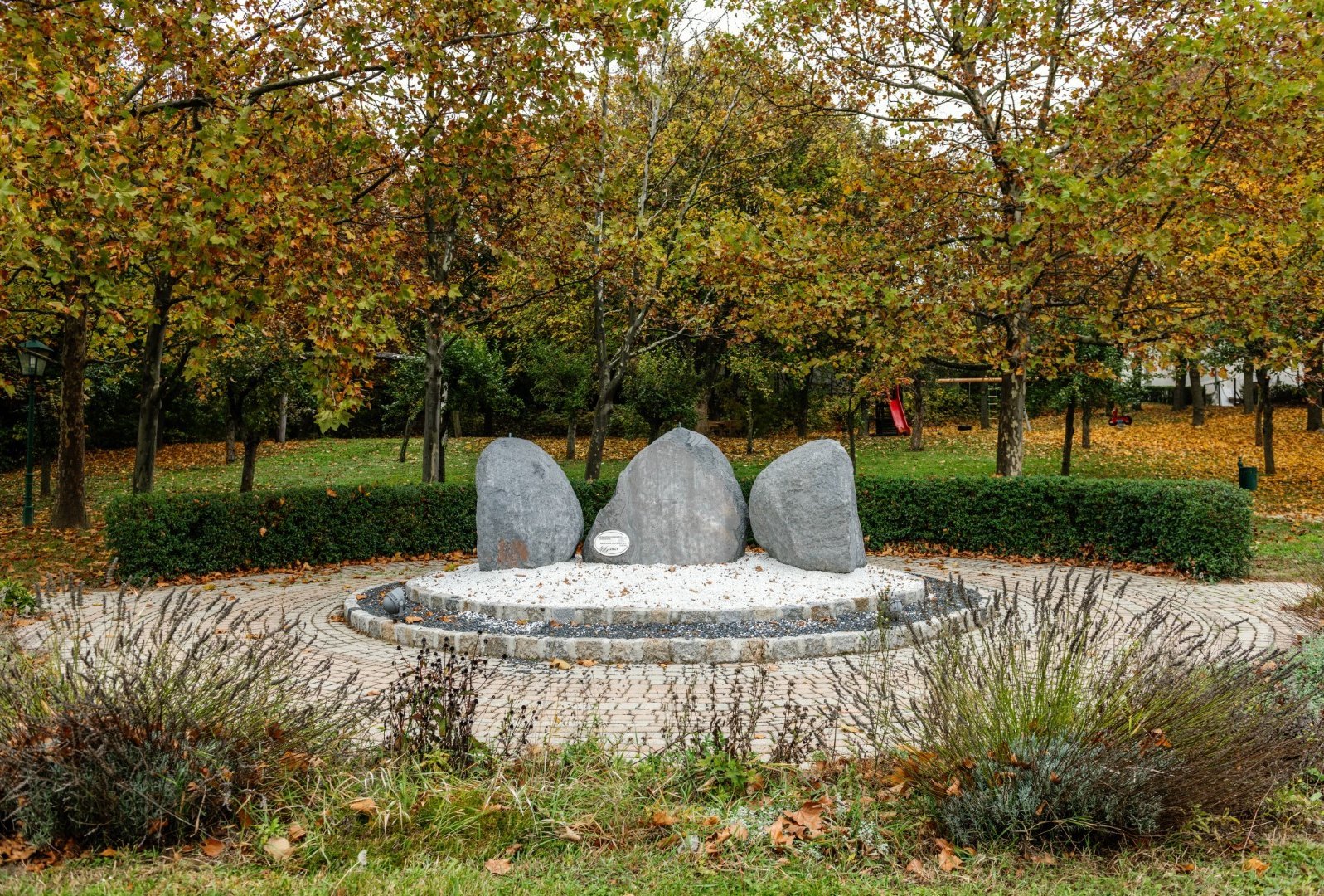 [Translate to Burgenland-Kroatisch:] Dekorativer Platz mit Steinen im Park
