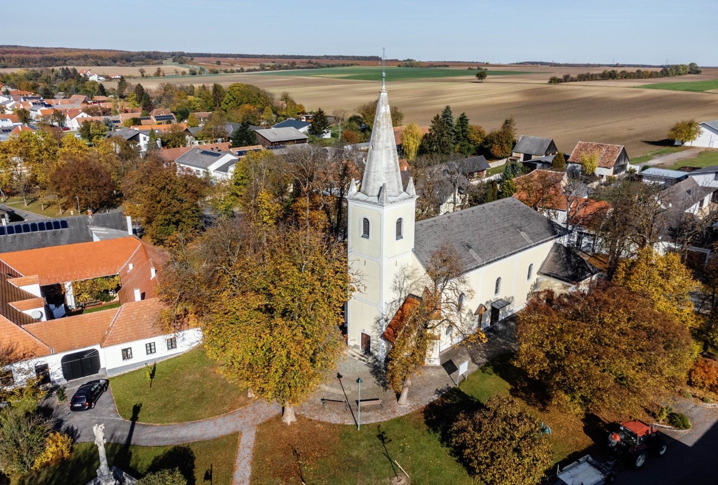 [Translate to Burgenland-Kroatisch:] Pfarrkirche und Umgebung