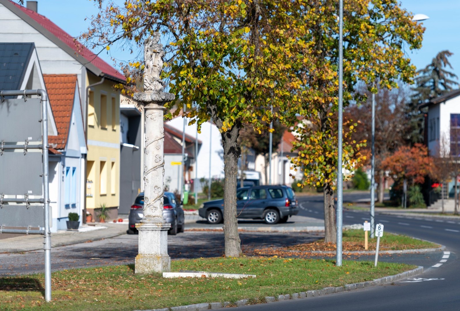 [Translate to Burgenland-Kroatisch:] Pestsäule neben der Straße