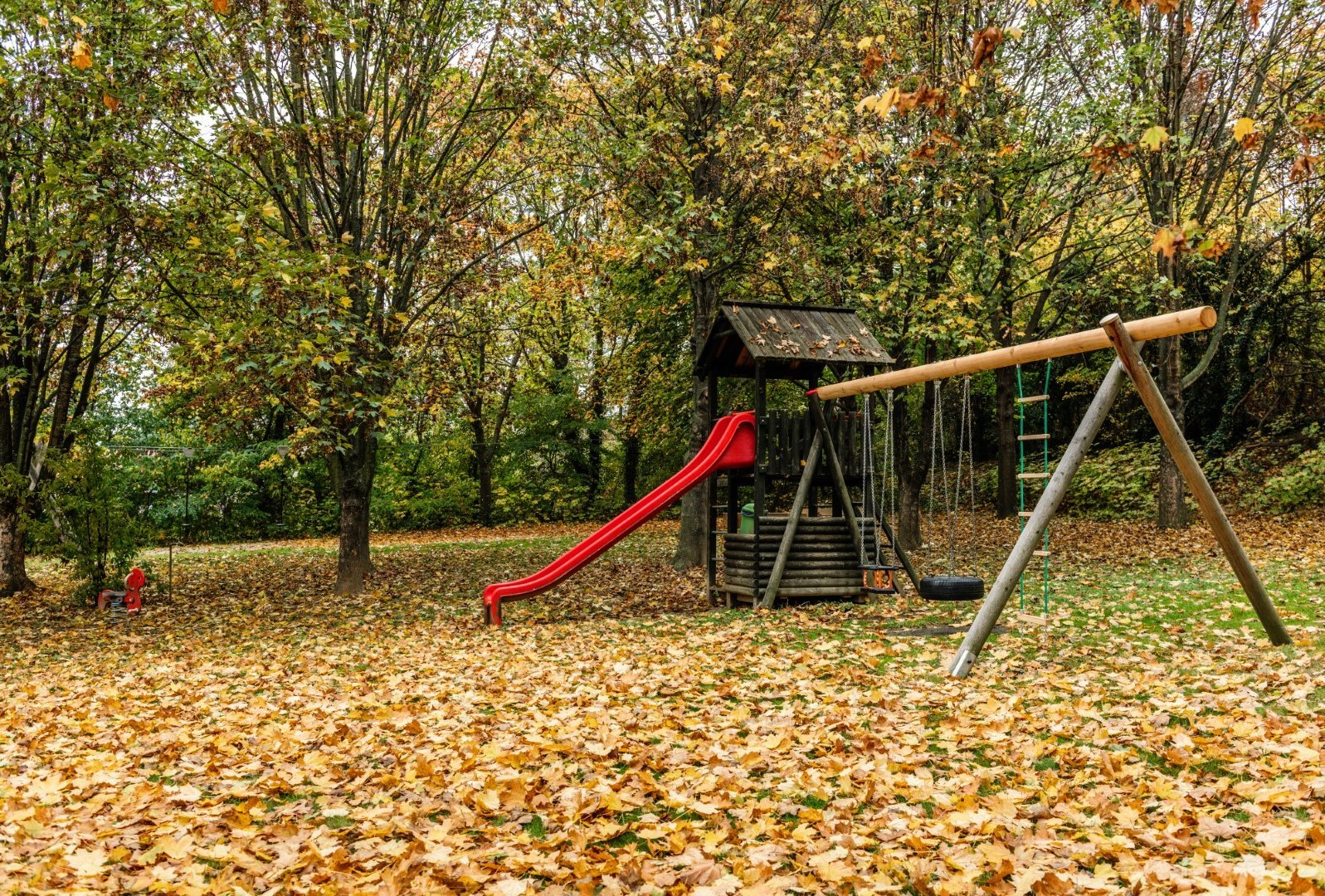 [Translate to Burgenland-Kroatisch:] Spielplatz in Nebersdorf im Herbst