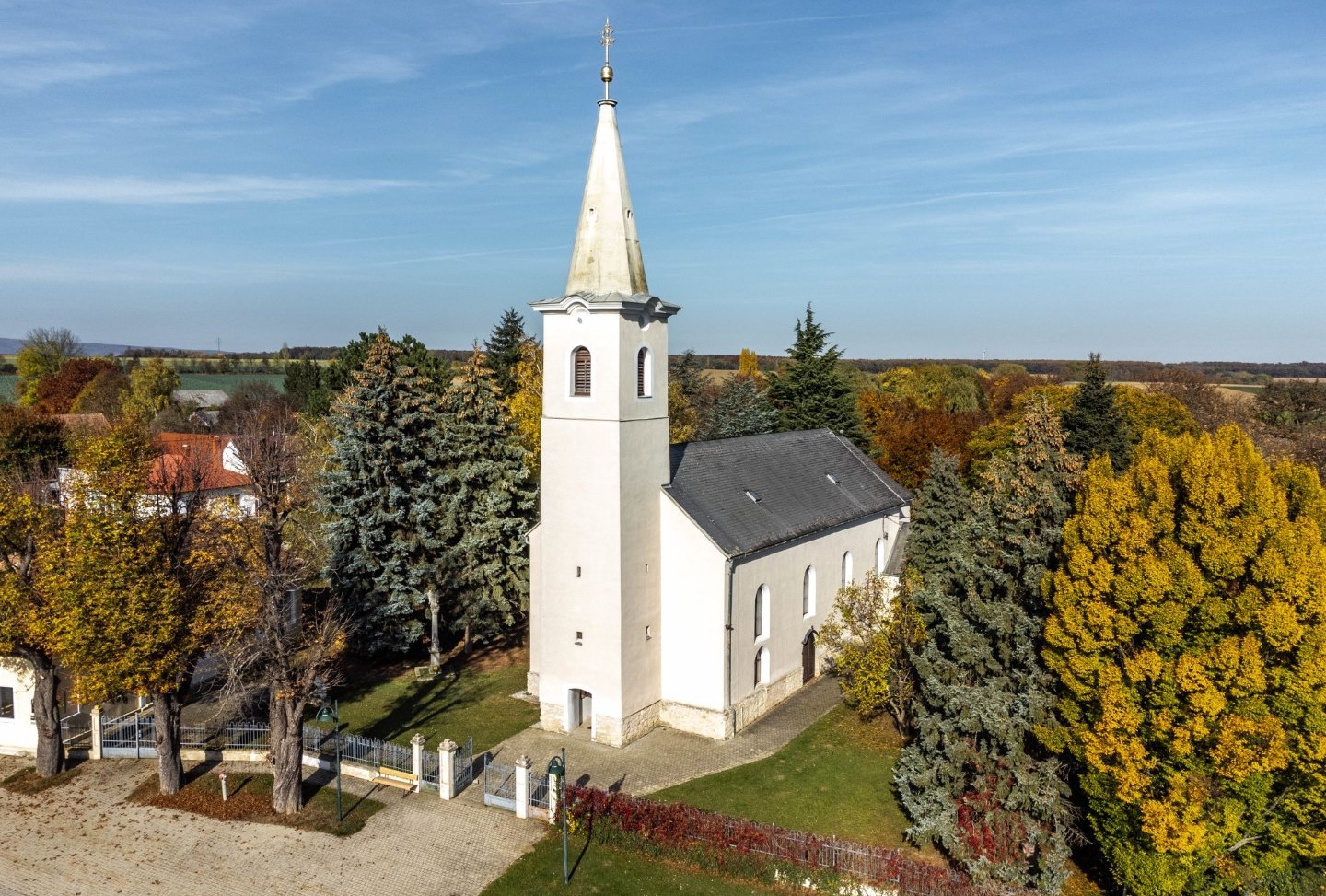 [Translate to Burgenland-Kroatisch:] Drohnenansicht der Kirche