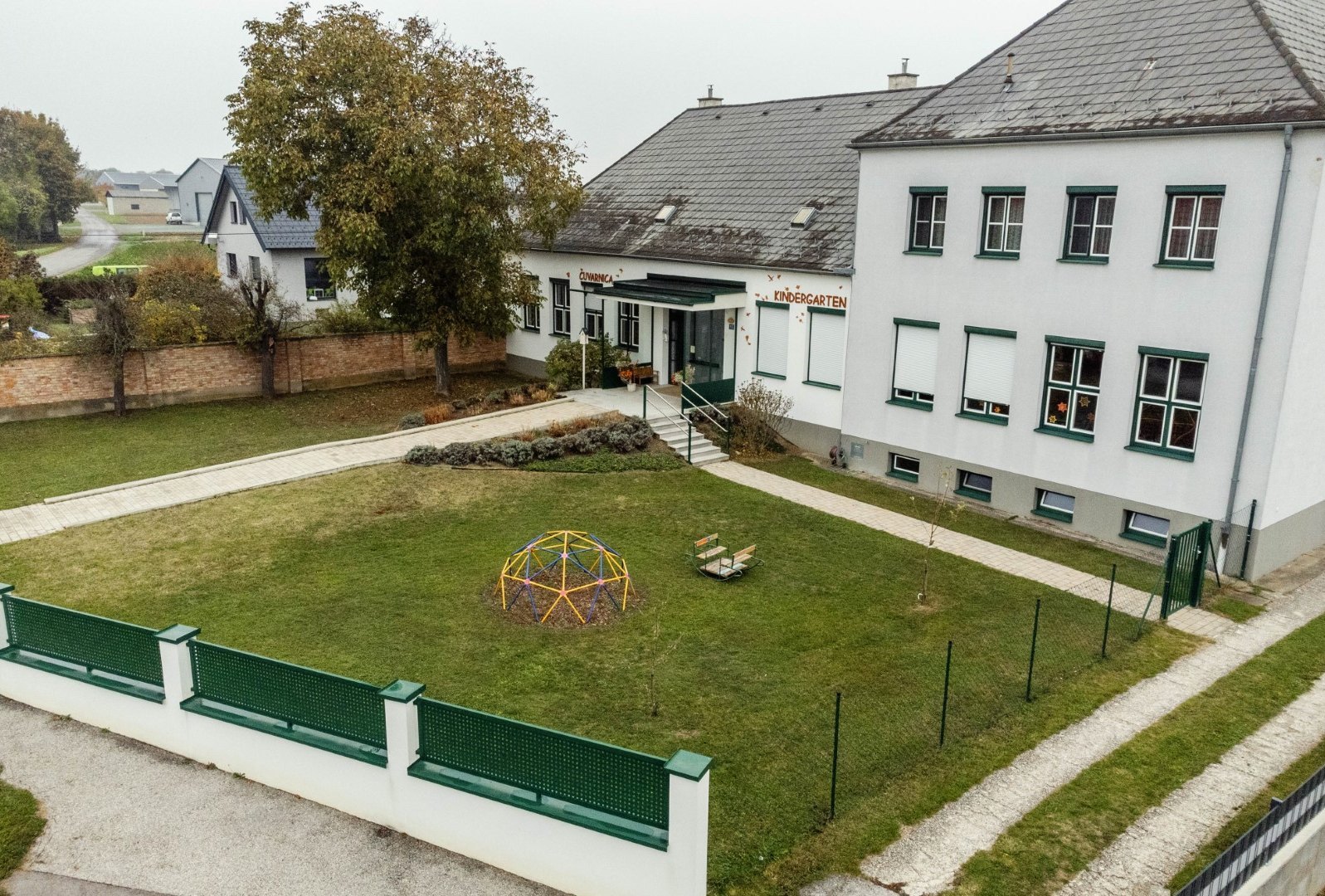 [Translate to Burgenland-Kroatisch:] obere Ansicht vom Kindergarten