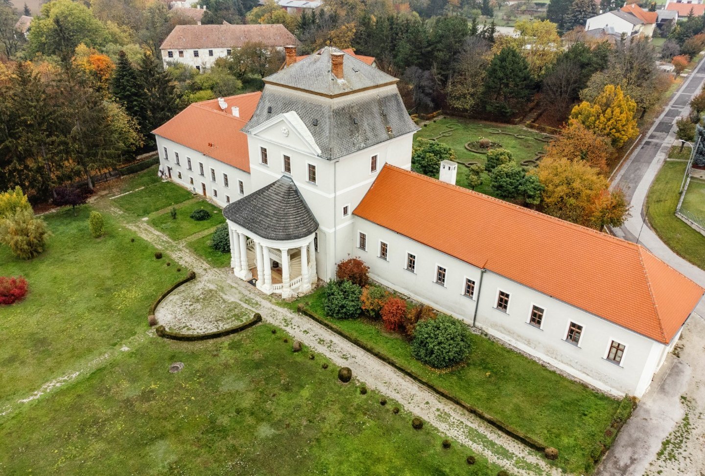 [Translate to Burgenland-Kroatisch:] Drohnenansicht vom Schloss