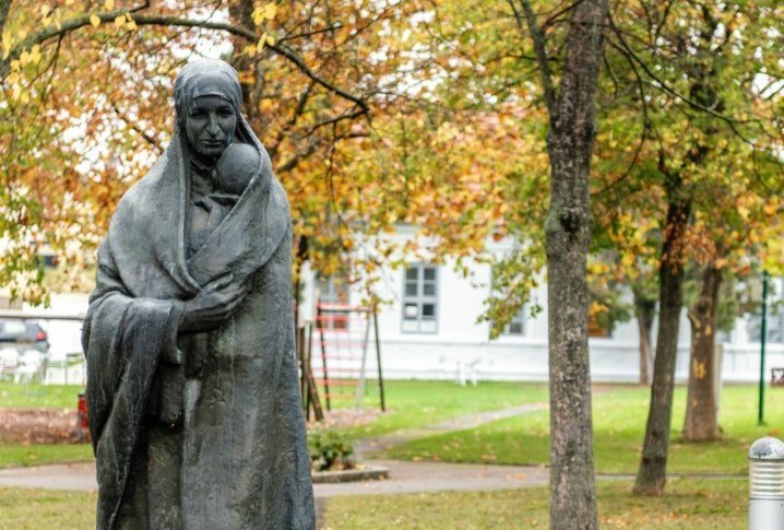 [Translate to Burgenland-Kroatisch:] Kroatenmutter Statue