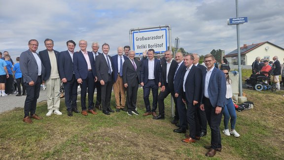 Gruppenfoto Ortstafel