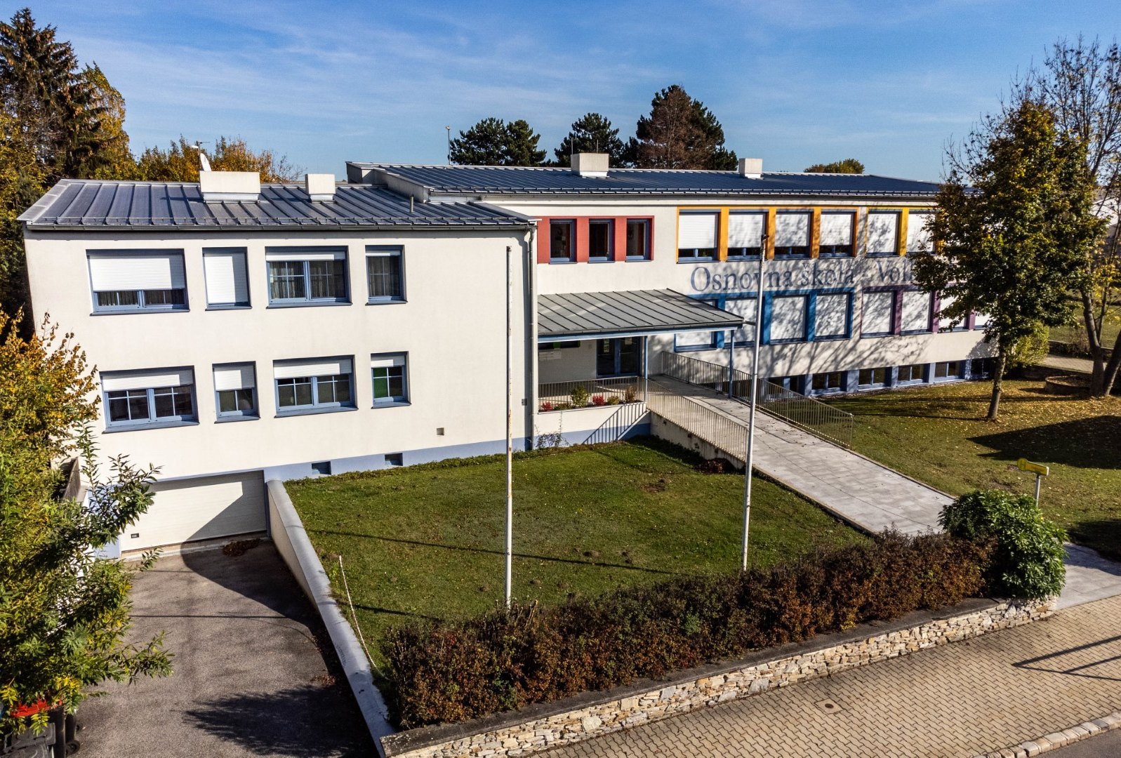 obere Aufnahme vom Volksschule Gebäude