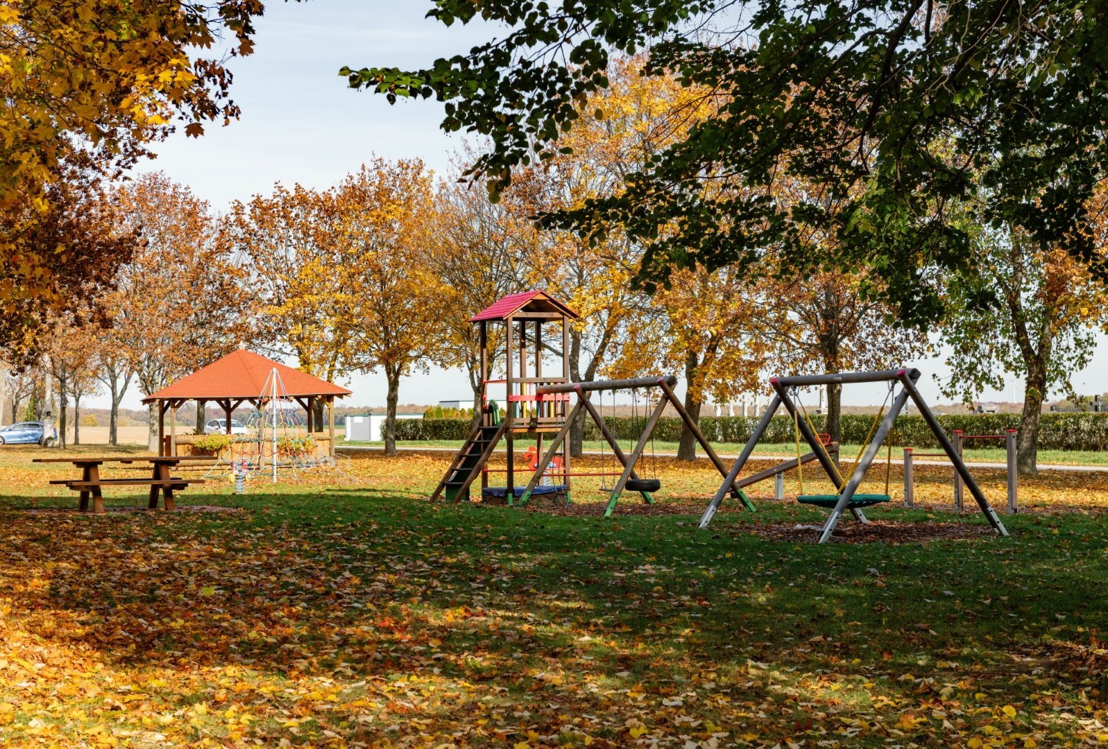 [Translate to Burgenland-Kroatisch:] Spielplatz in Nebersdorf im Herbst