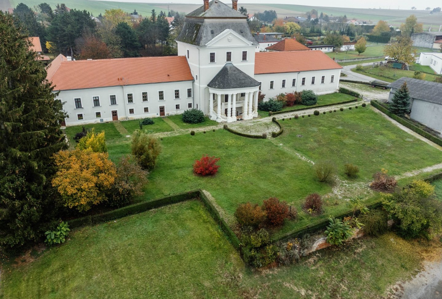 [Translate to Burgenland-Kroatisch:] klassizistische Schloss Nebersdorf