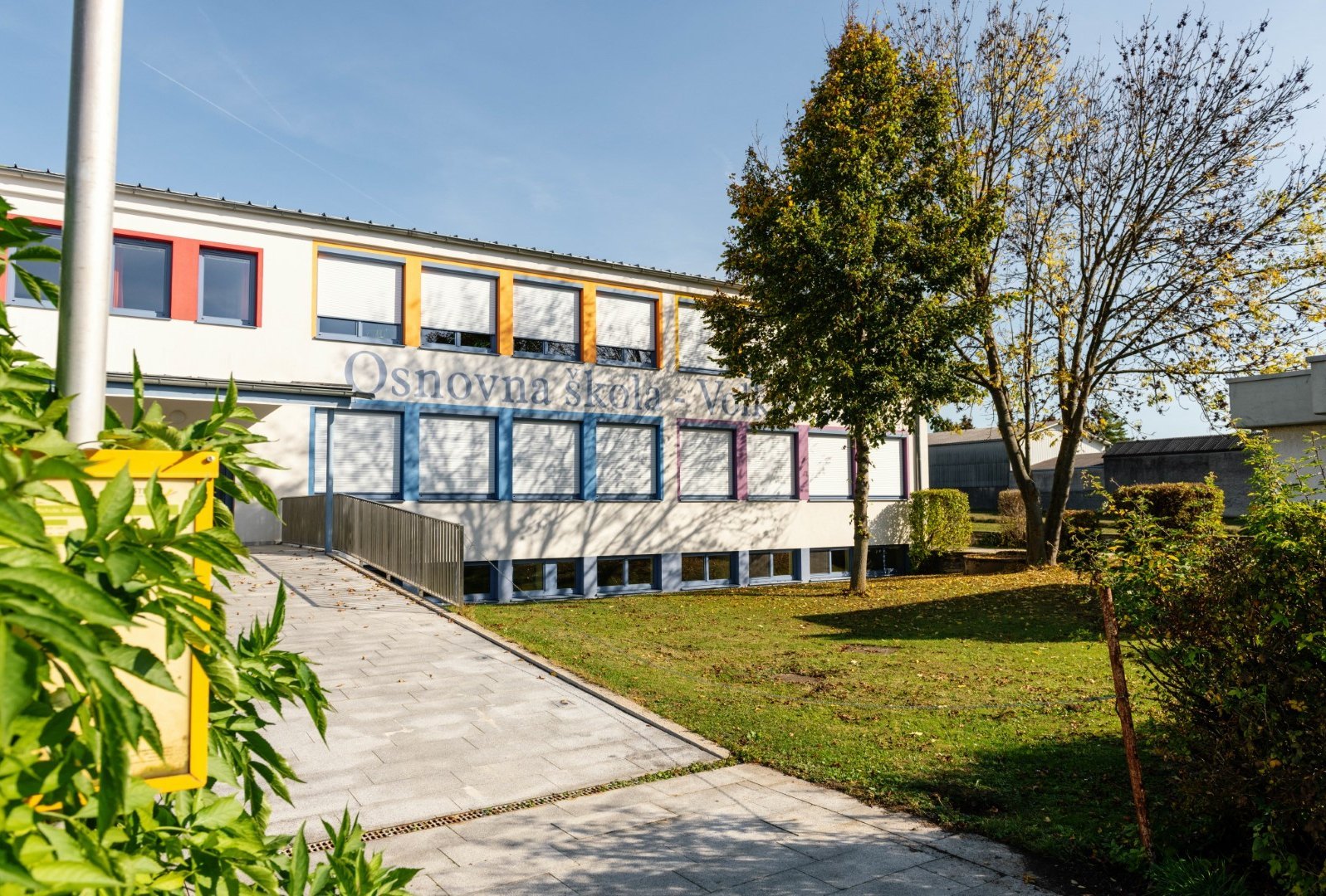 Bunte Fenster schmücken das Volksschule Gebäude