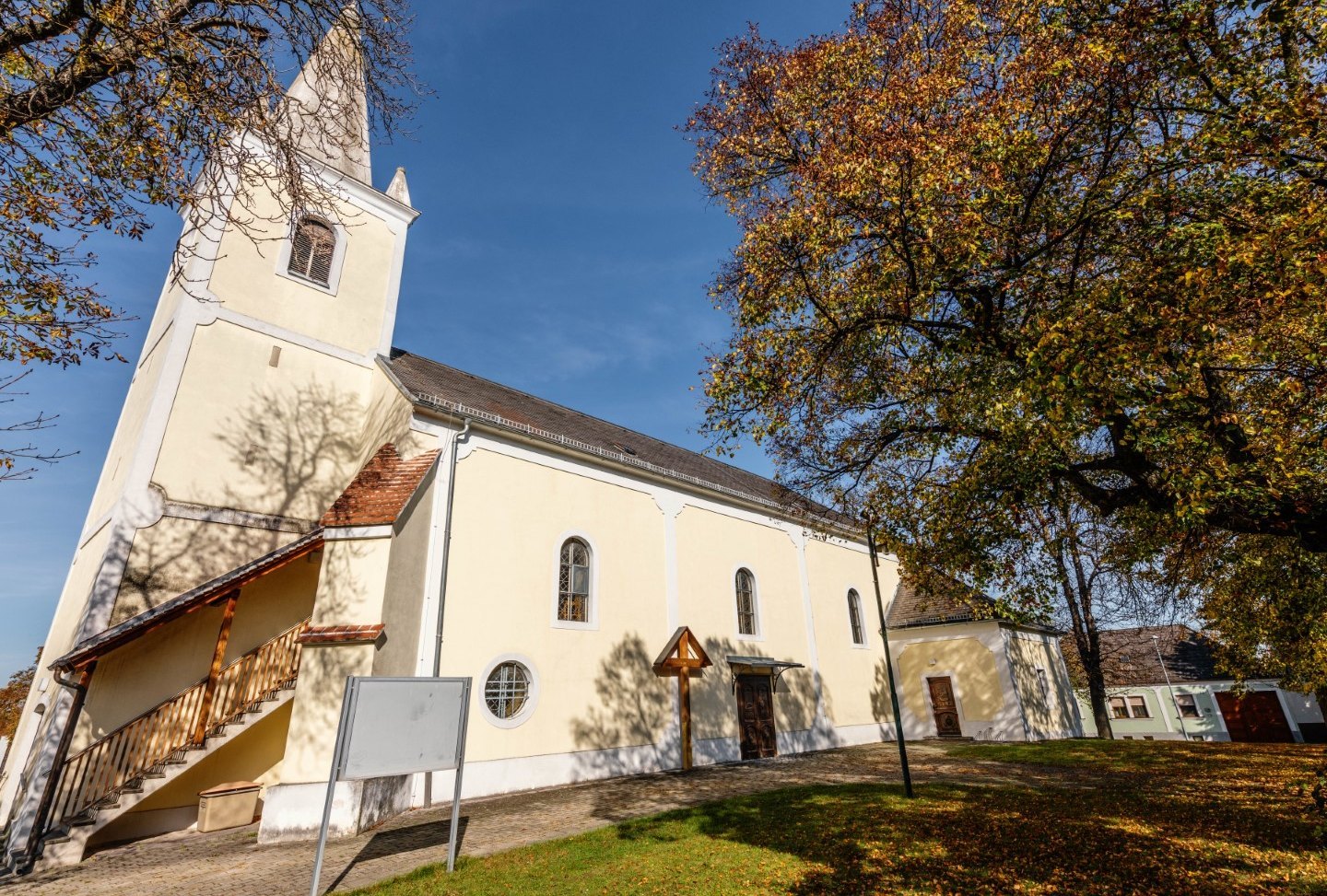 [Translate to Burgenland-Kroatisch:] Weitwinkelperspektive der Kirche