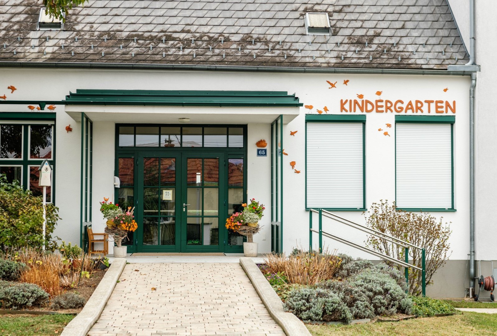 [Translate to Burgenland-Kroatisch:] Eingang zum Kindergarten