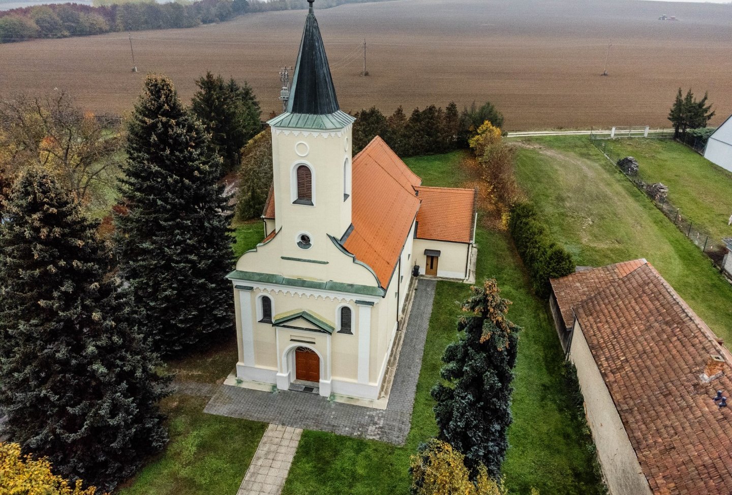 [Translate to Burgenland-Kroatisch:] Drohnenansicht von der Kirche