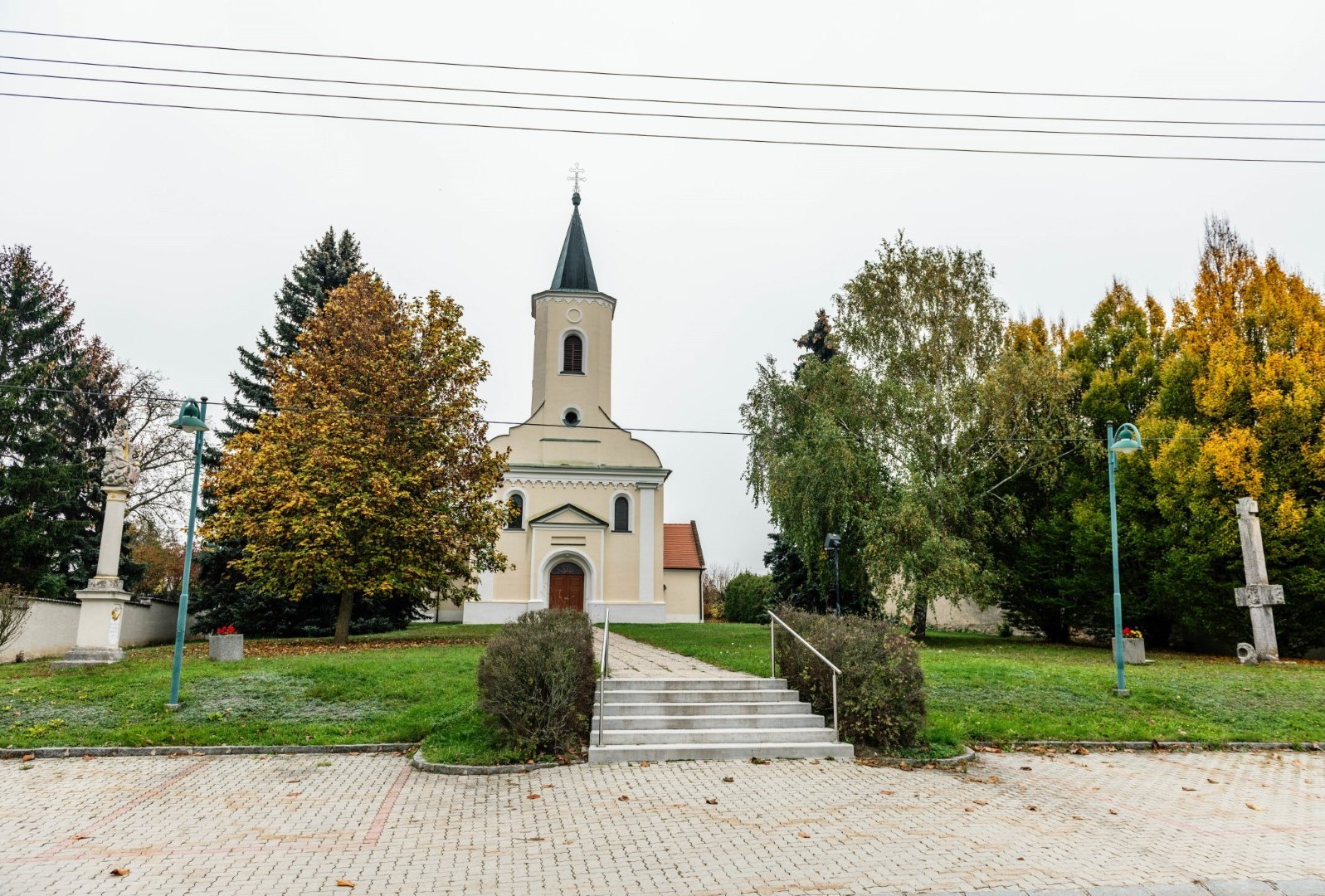 [Translate to Burgenland-Kroatisch:] Kirche mit Stiegen zum Eingang
