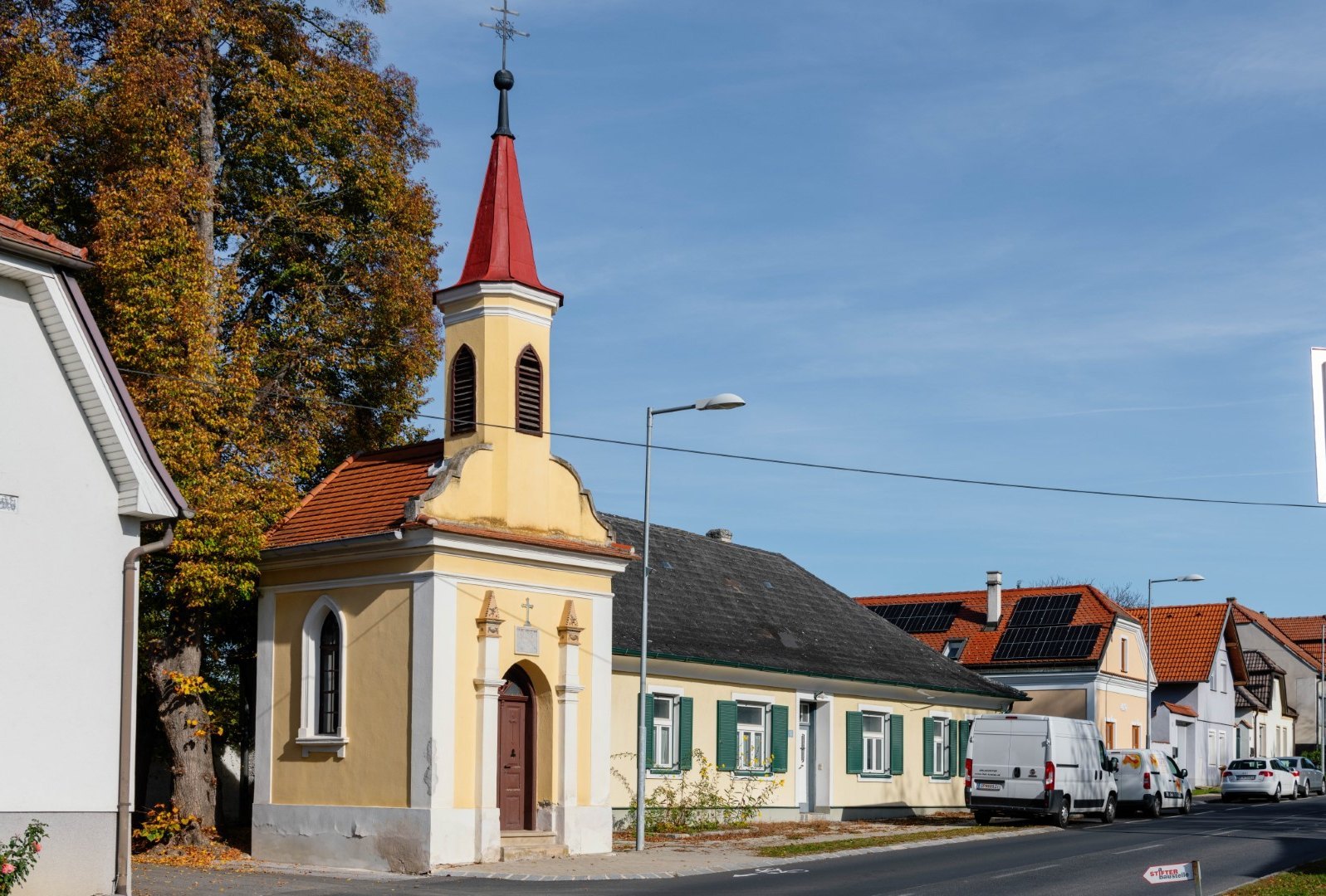 seitliche Ansicht der Lourdeskapelle