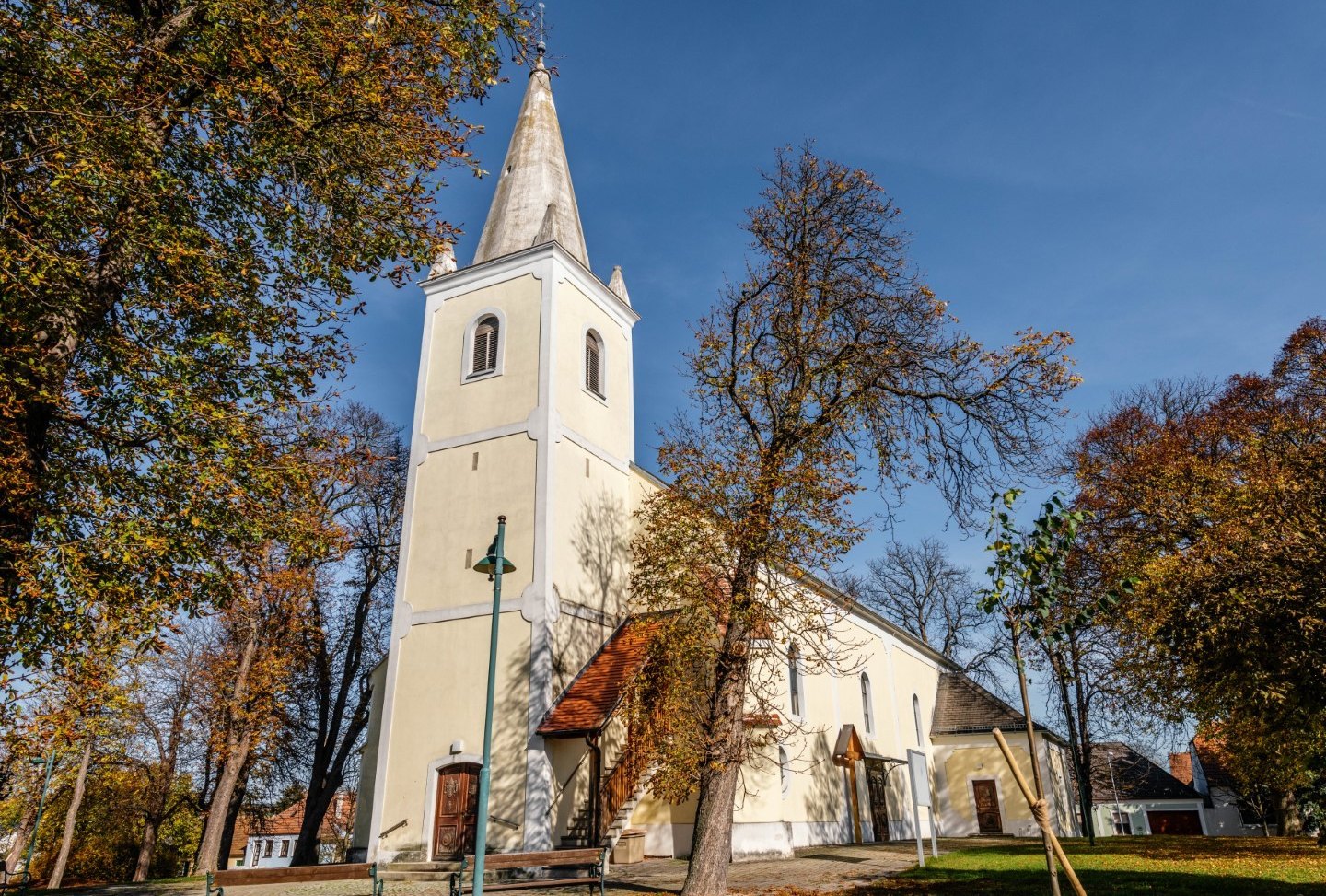 [Translate to Burgenland-Kroatisch:] Kirche mit Weitperspektive