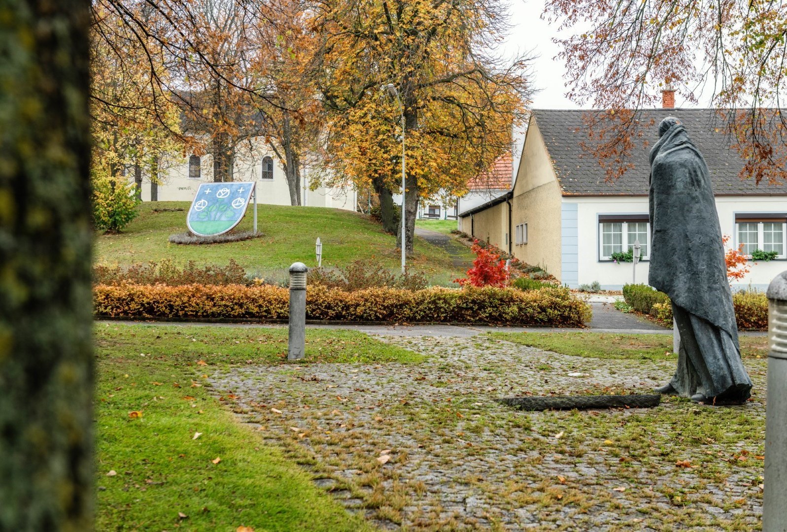 Spielplatz in Großwarasdorf mit Kroatenmutter Statue