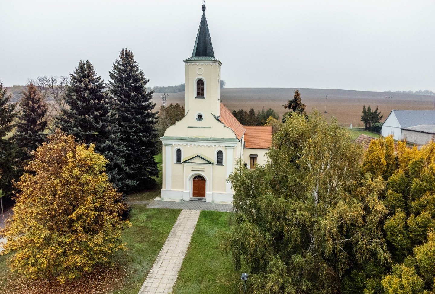 [Translate to Burgenland-Kroatisch:] Kirche von Nebersdorf von oben