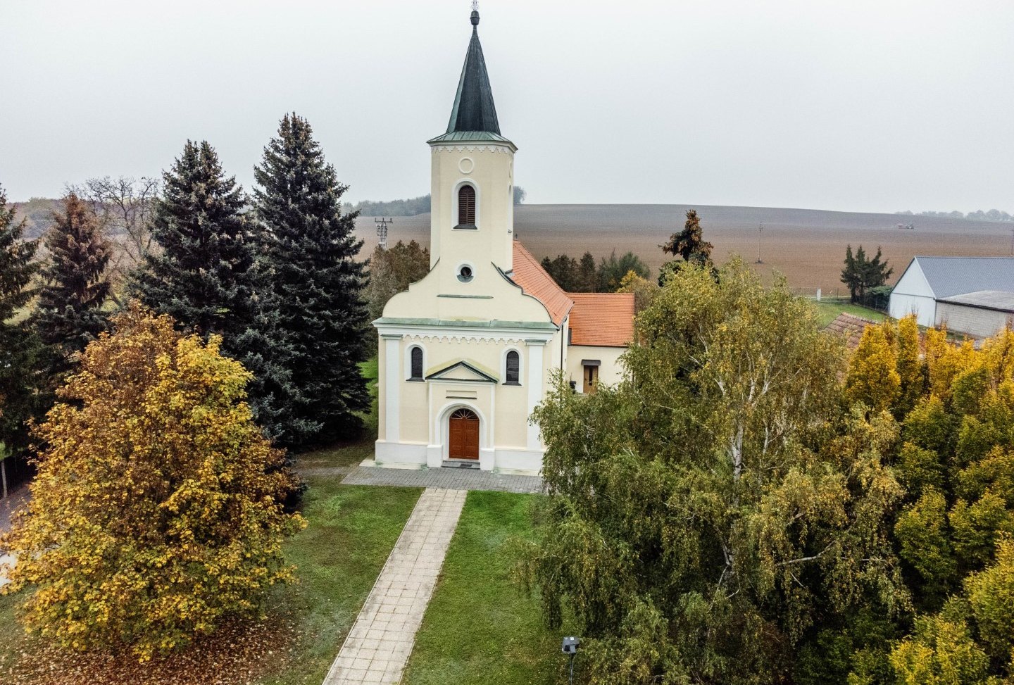 Kirche von Nebersdorf von oben