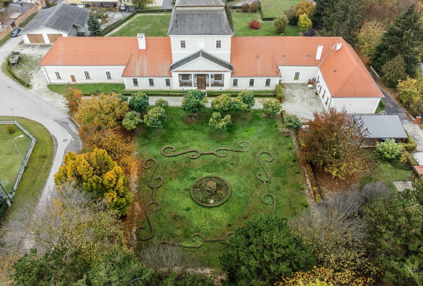 [Translate to Burgenland-Kroatisch:] Schloss Nebersdorf von oben