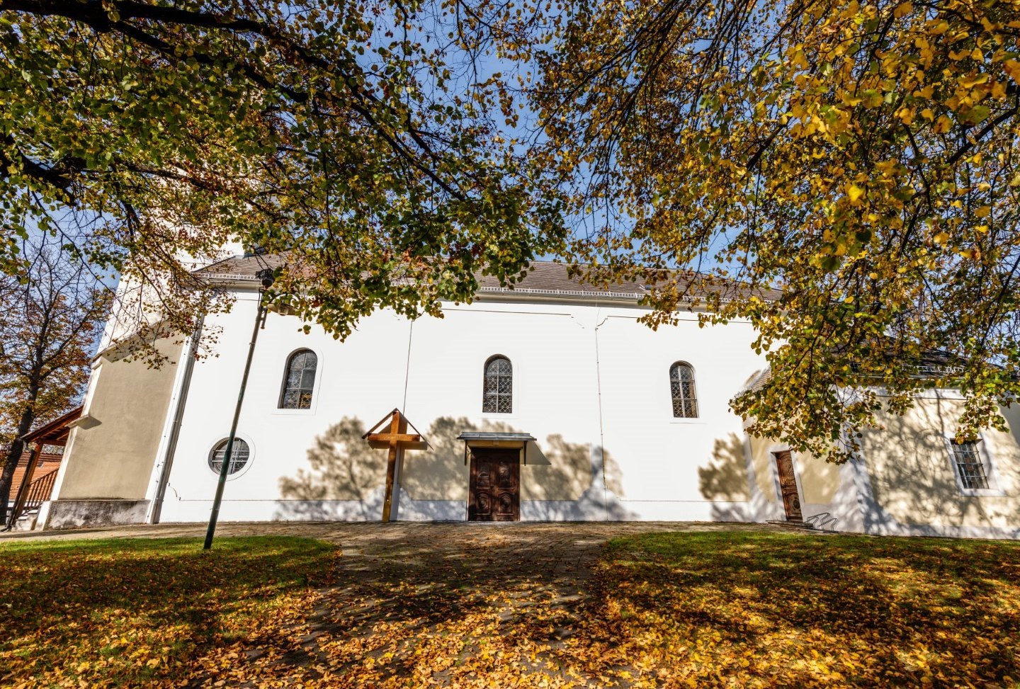 [Translate to Burgenland-Kroatisch:] seitliche Ansicht der Kirche