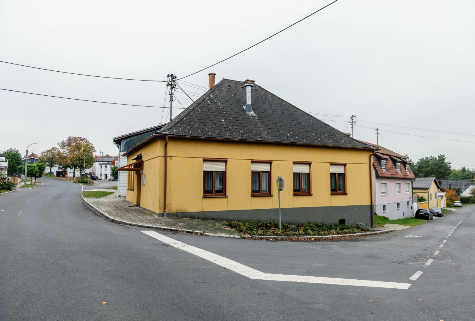 [Translate to Burgenland-Kroatisch:] das Vereinshaus von der Straßenperspektive