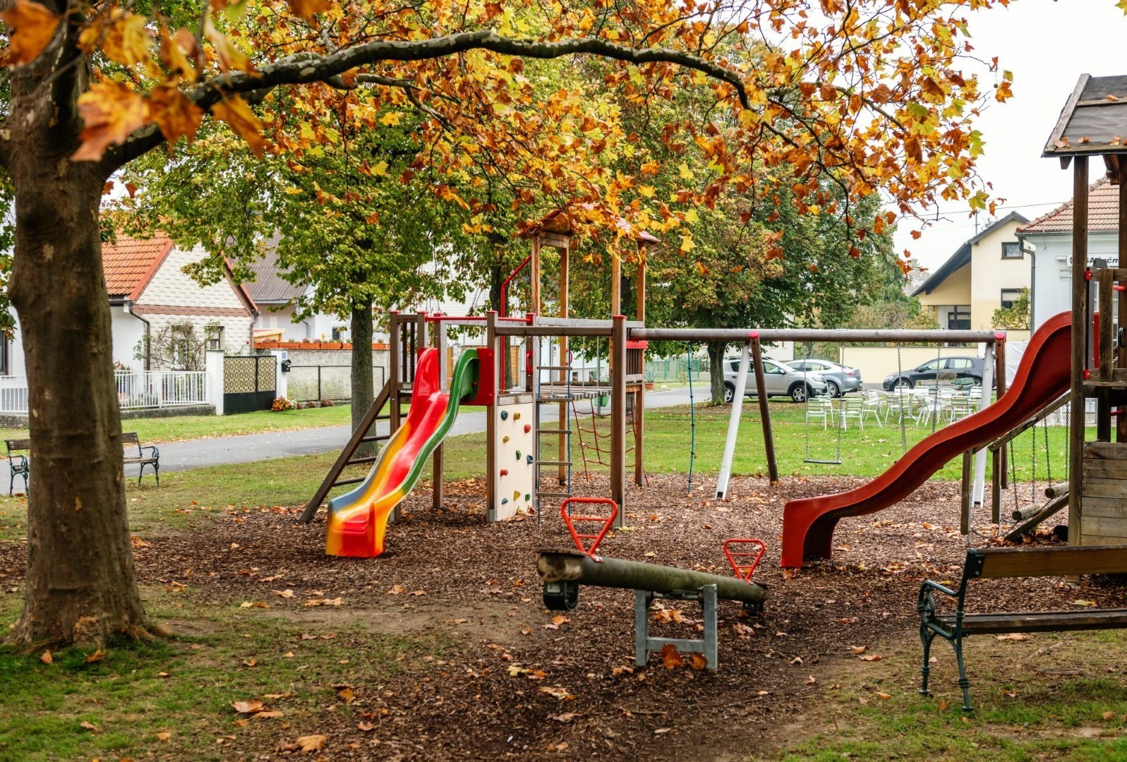 [Translate to Burgenland-Kroatisch:] zwei Rutschen am Spielplatz