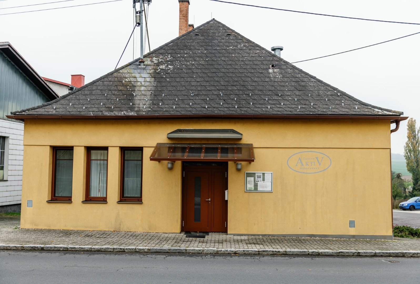 [Translate to Burgenland-Kroatisch:] Vorderansicht des Vereinshaus in Nebersdorf