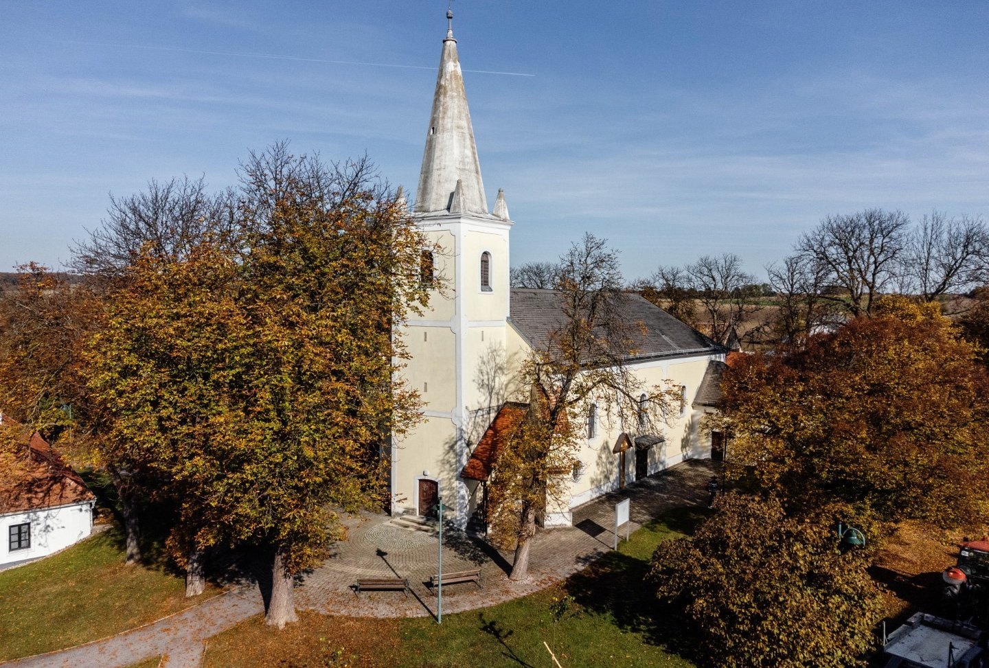 [Translate to Burgenland-Kroatisch:] Pfarrkirche in Großwarasdorf