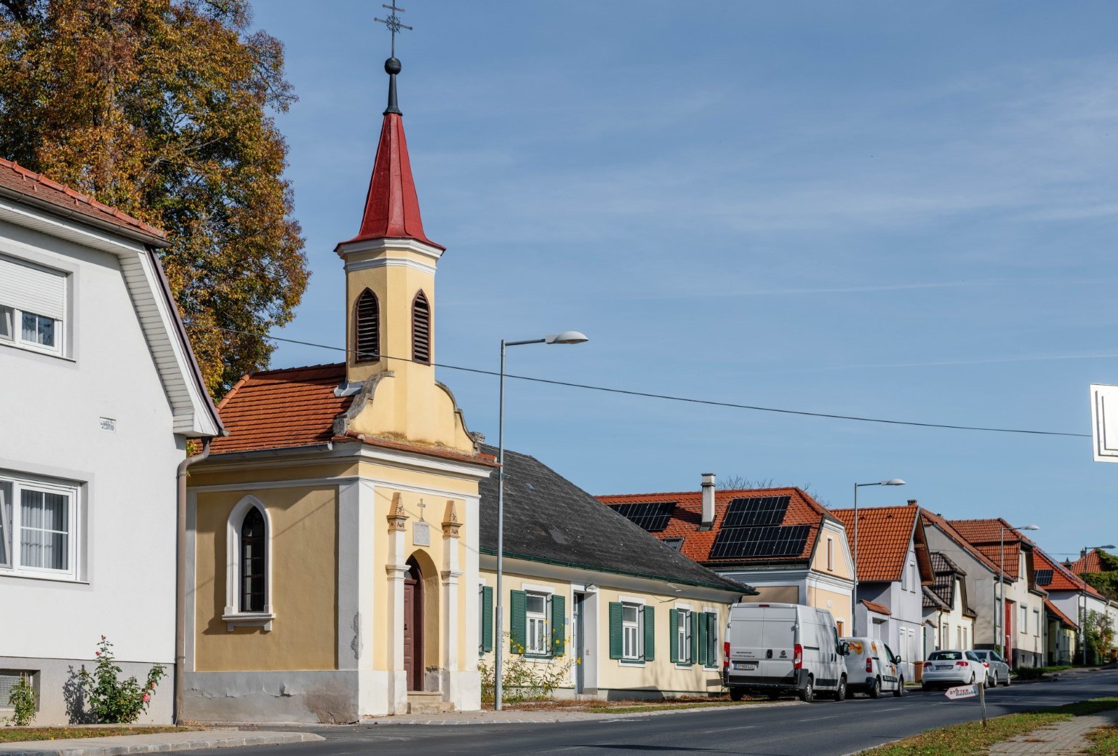 Reihe an Häusern und der Lourdeskapelle