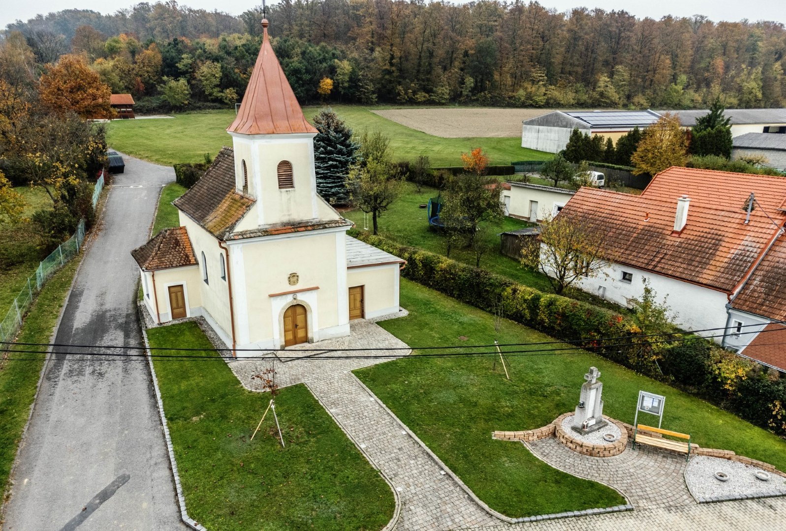 [Translate to Burgenland-Kroatisch:] Filialkirche von oben