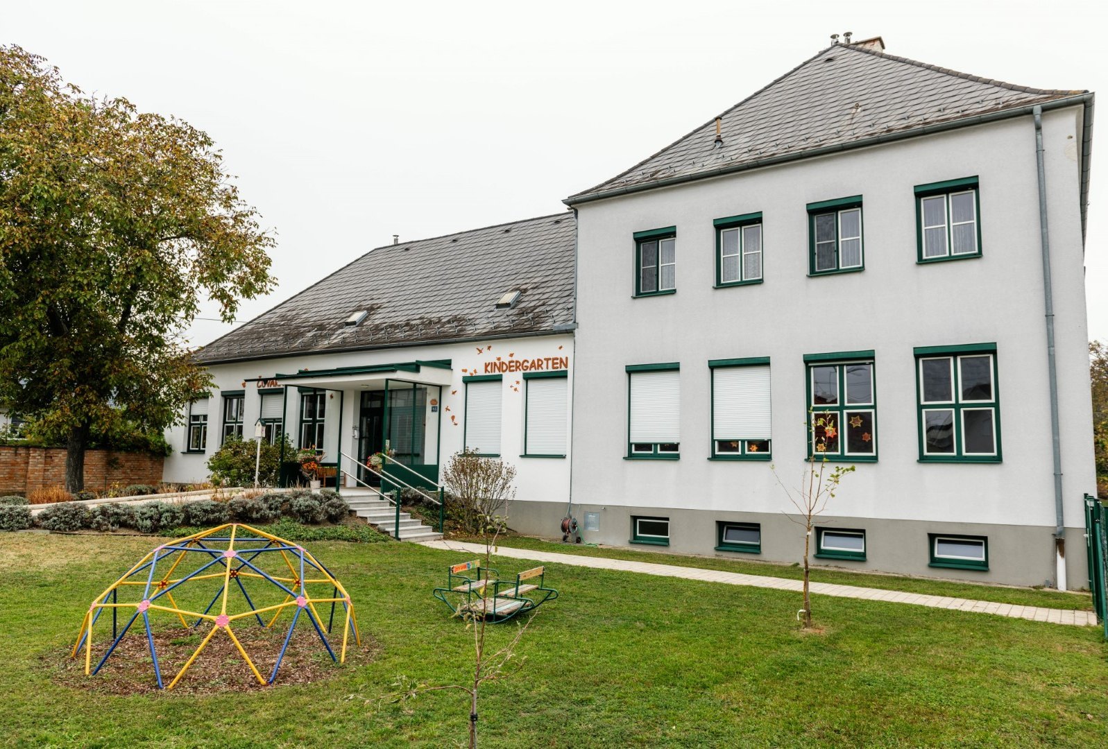 seitliche Ansicht vom Kindergarten