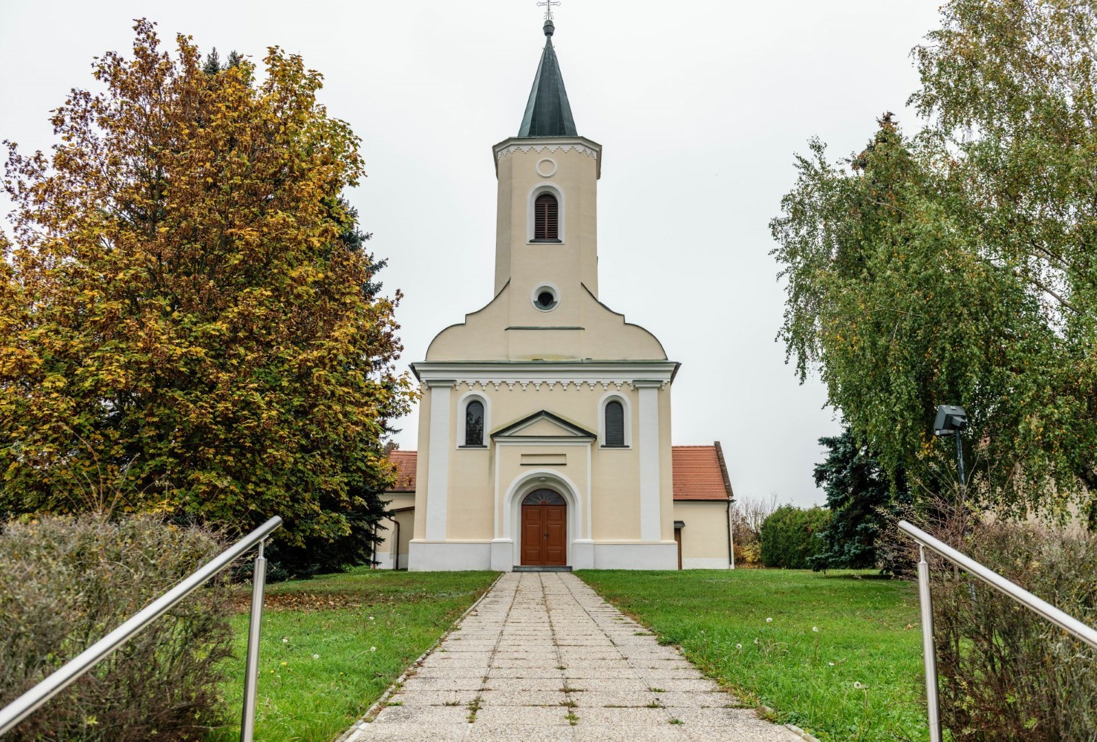 [Translate to Burgenland-Kroatisch:] Vorderseite der Kirche