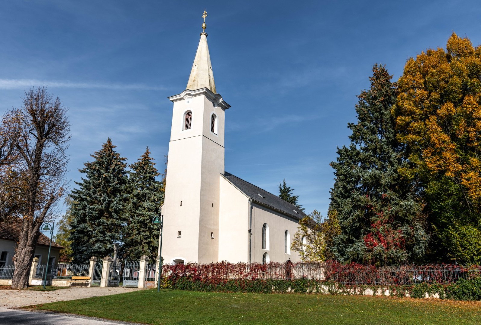 seitliche Ansicht der Kirche